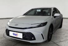 فئات كامري 2025 البنزين والهايبرد في السعودية