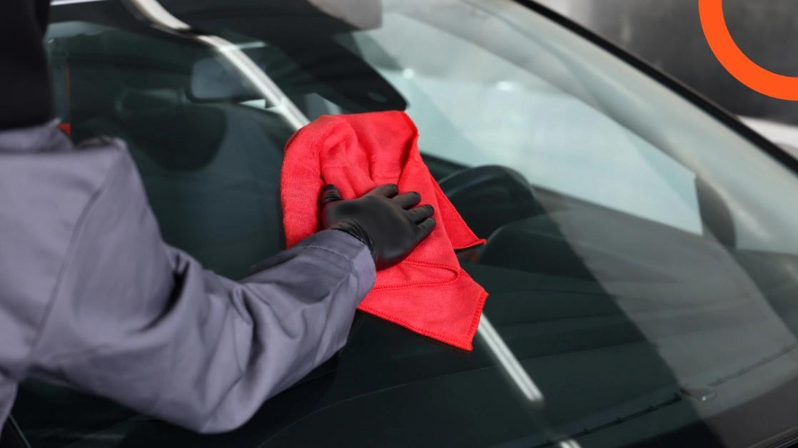 طرق الحفاظ على الرؤية الواضحة في زجاج السيارة أثناء الضباب