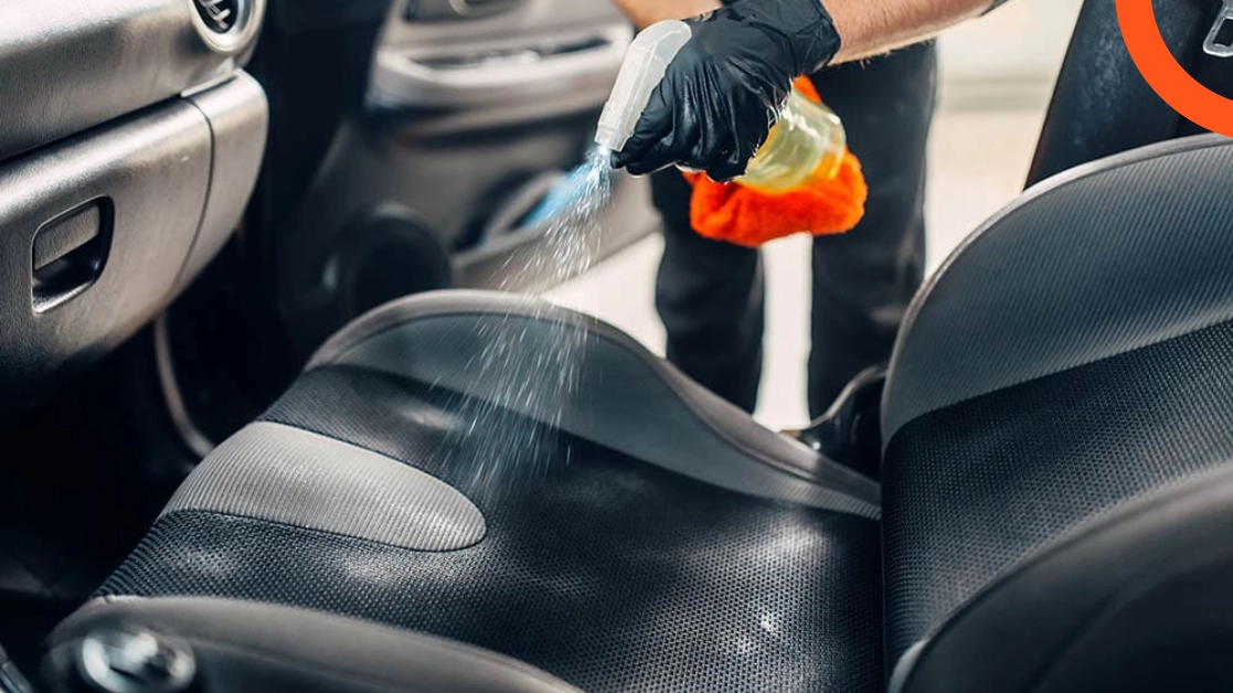 تنظيف مراتب السيارة بالماء