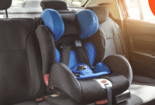 متى يسمح للأطفال الجلوس بالمقعد الامامي للسيارة؟