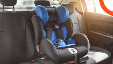 متى يسمح للأطفال الجلوس بالمقعد الامامي للسيارة؟