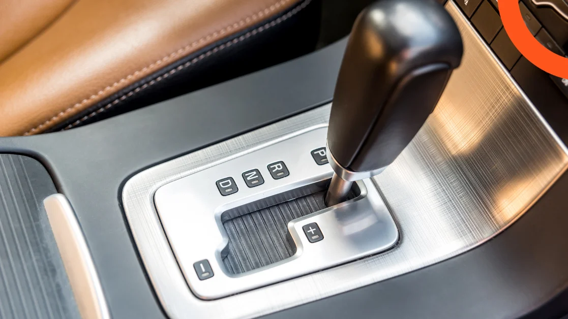 لماذا يتأخر تعشيق القير الأوتوماتيك؟ الأسباب والحلول